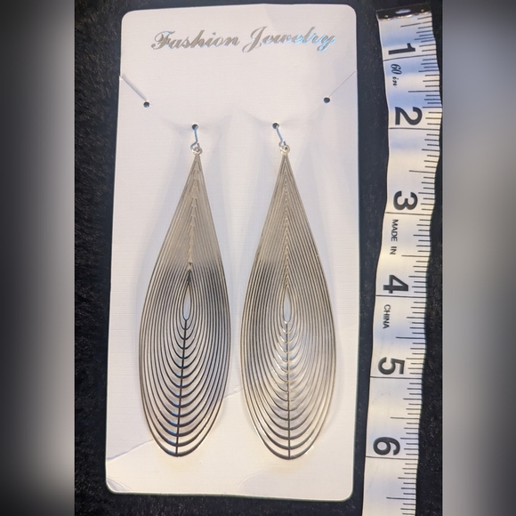 Teardrop Shape Laser Cut Silver Tone Filigree Geometric Drop Dangle Earrings - Picture 8 of 10